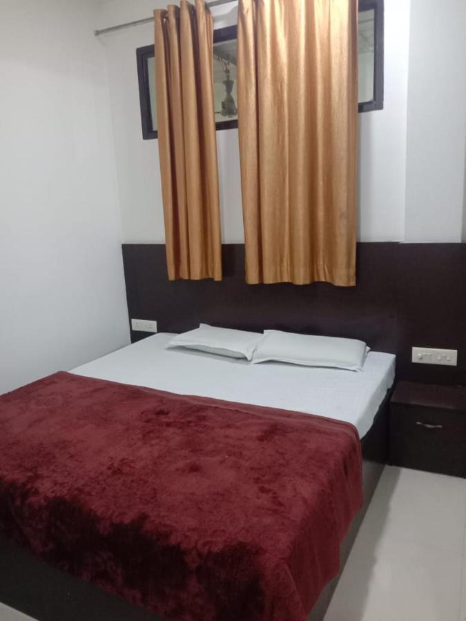 Supreme Guest House By Wb Inn Агра Екстериор снимка
