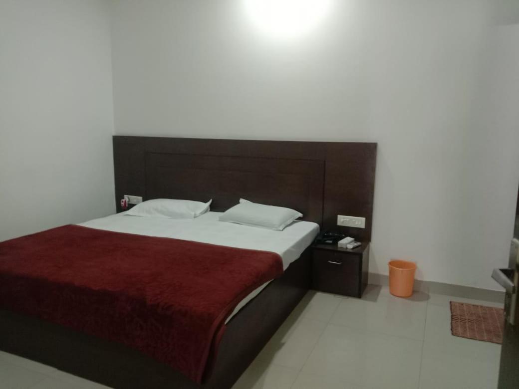 Supreme Guest House By Wb Inn Агра Екстериор снимка