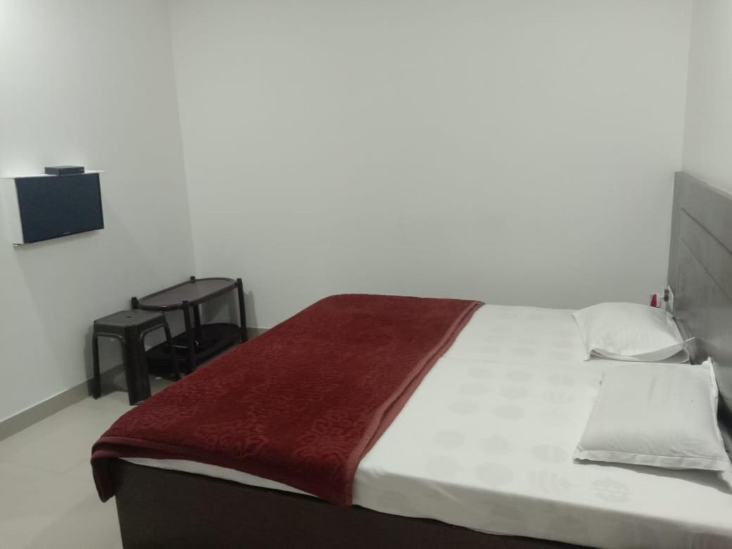 Supreme Guest House By Wb Inn Агра Екстериор снимка